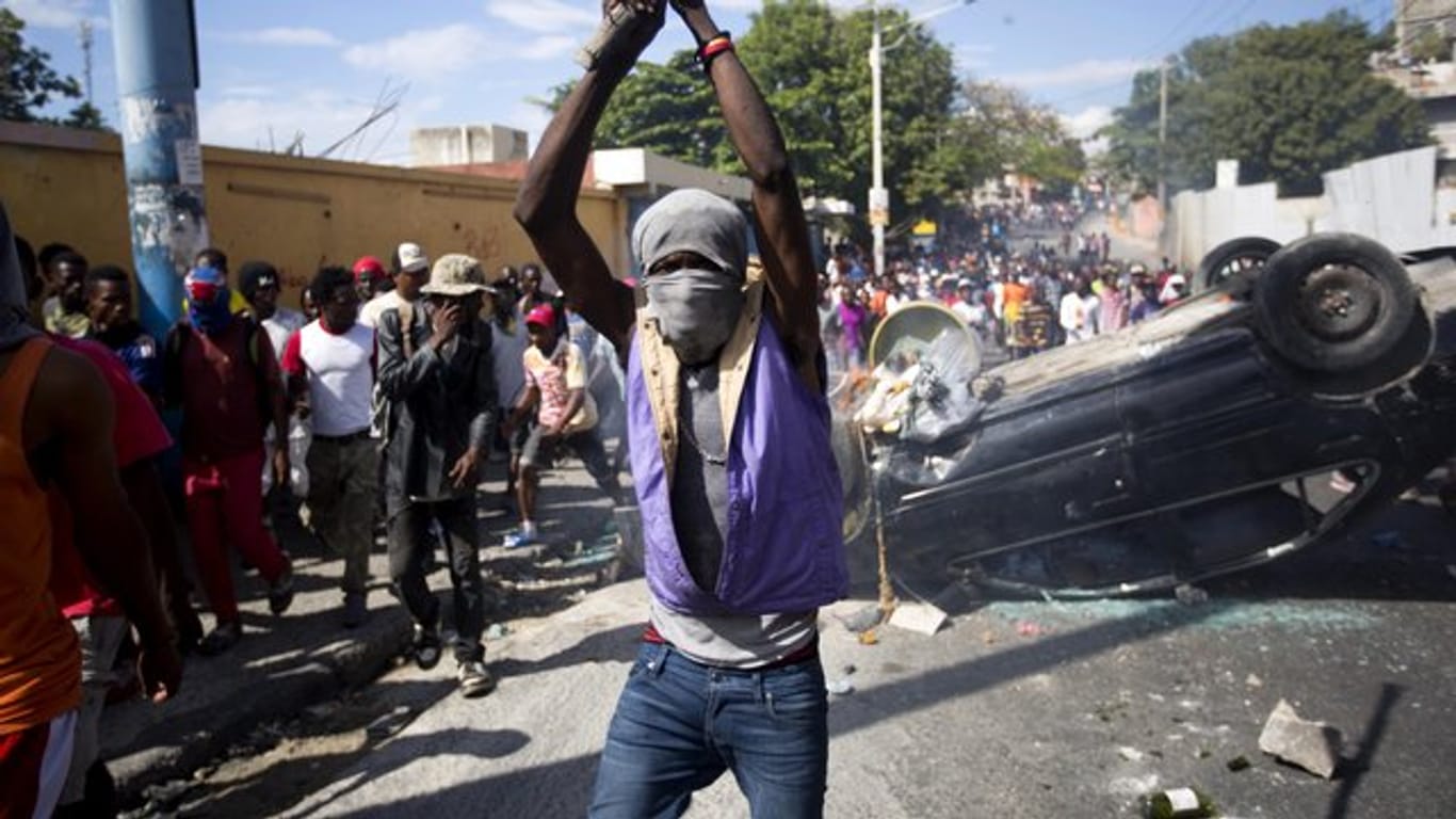 Tausende Haitianer fordern den Rücktritt von Präsident J.