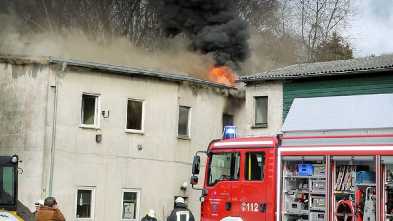 Ein Feuerwehrfahrzeug am Mittwoch vor dem brennenden Haus in Arnsberg.