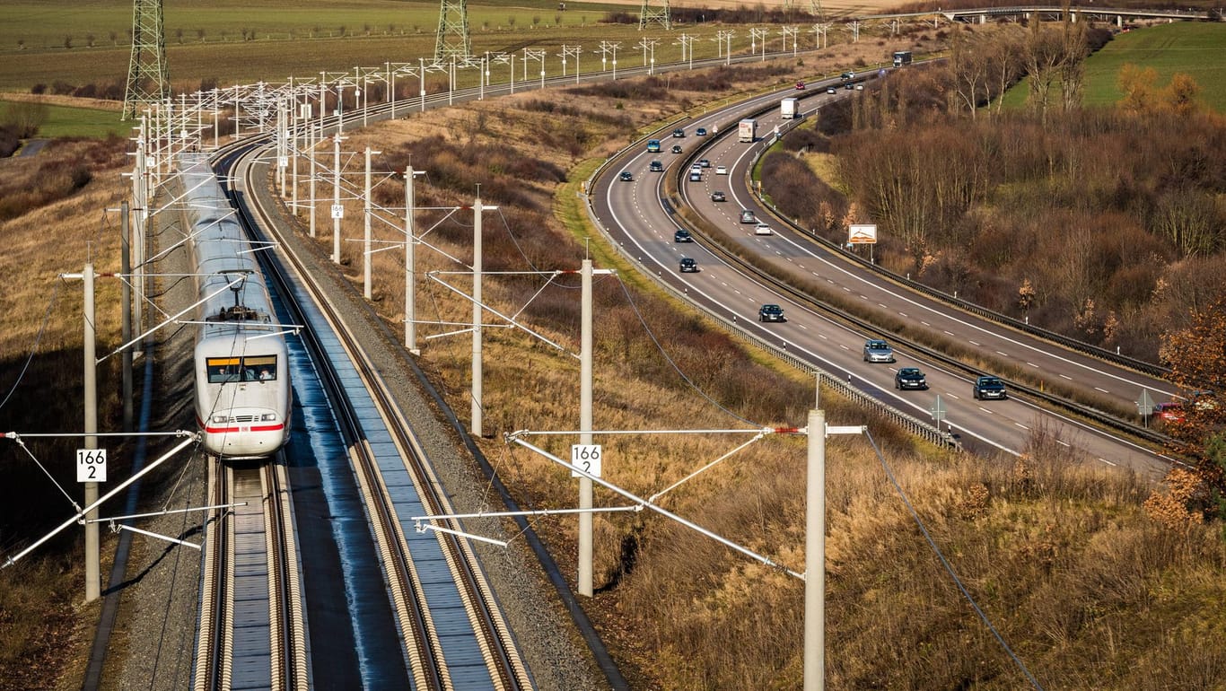 ICE auf der ausgebauten Strecke zwischen Berlin und München: 70 Güterzüge sollten die Strecke pro Tag und Richtung befahren. Bislang war es kein einziger.