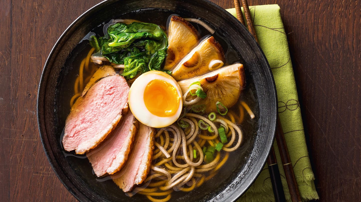 Ramen: Entenbrust und Shiitakepilze eignen sich gut als Einlage in der japanischen Nudelsuppe.