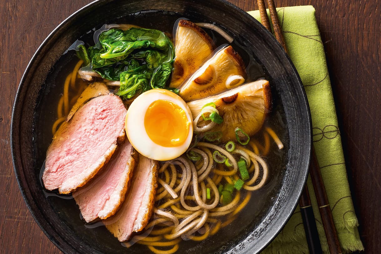 Ramen: Entenbrust und Shiitakepilze eignen sich gut als Einlage in der japanischen Nudelsuppe.