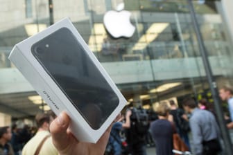 Ein iPhone 7 (Symbolbild): Apple verkauft in Deutschland ältere iPhones nun mit Qualcomm-Chip.