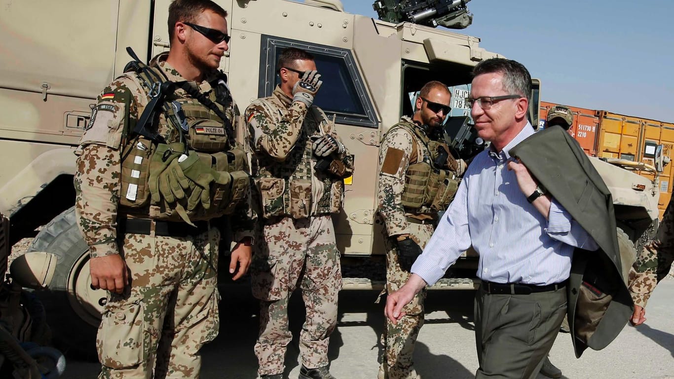 De Maizière mit Bundeswehrsoldaten in Mazar-e-Sharif in Afghanistan: Als Verteidigungsminister war er für die Truppe zuständig.