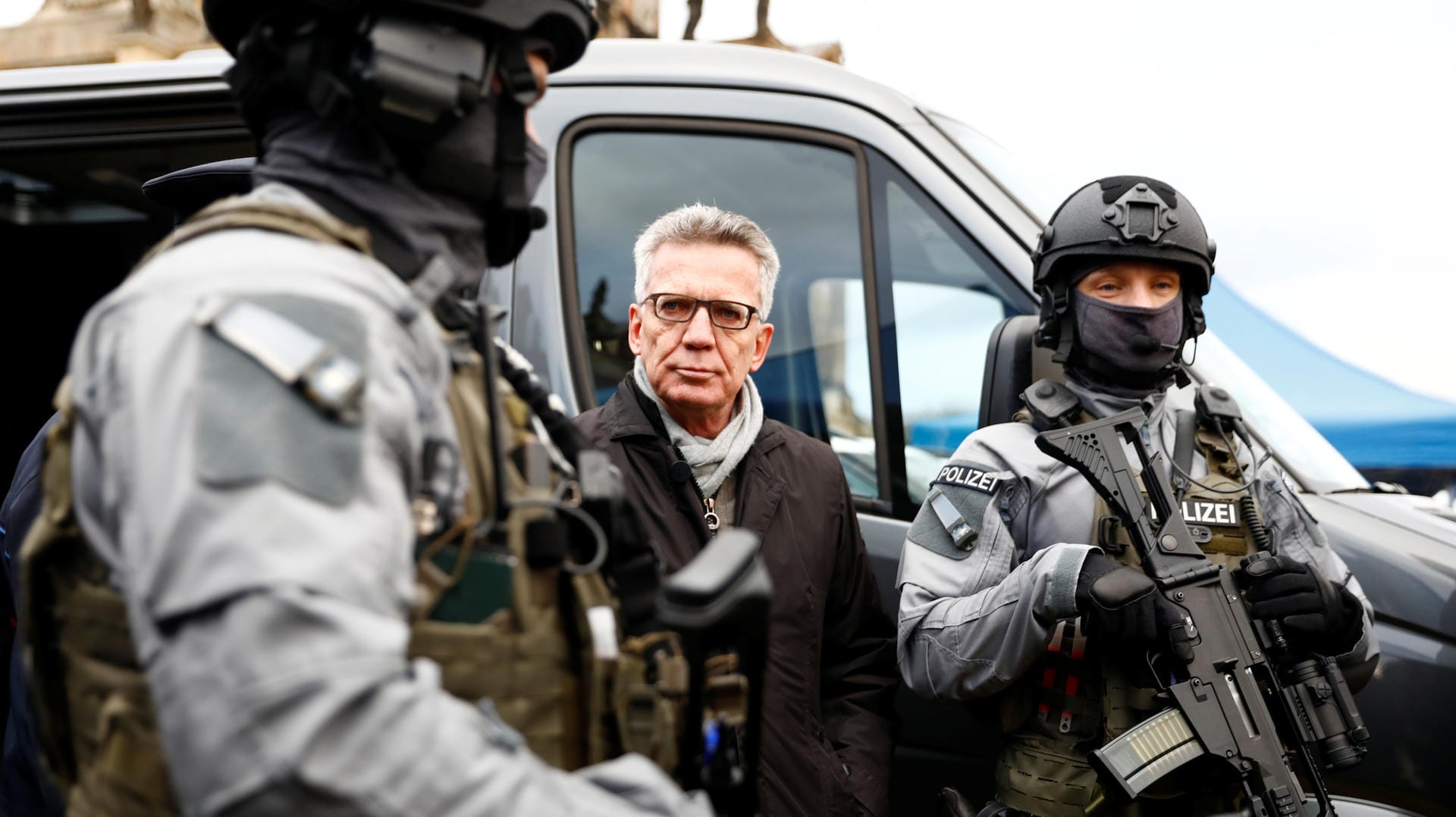 De Maizière neben Polizisten: Er war gleich zweimal Bundesinnenminister.