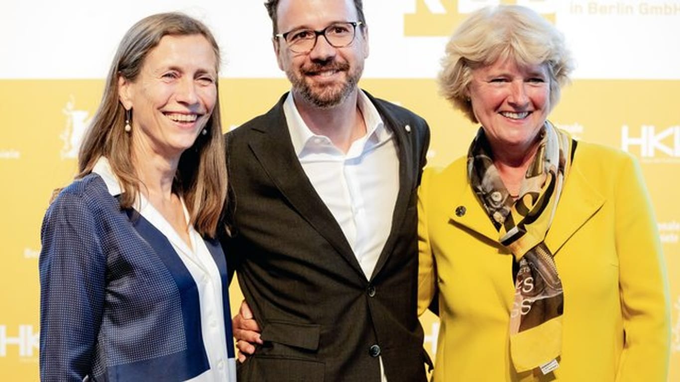Mariette Rissenbeek und Carlo Chatrian mit Kulturstaatsministerin Monika Grütters.