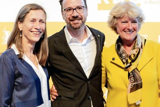 Mariette Rissenbeek und Carlo Chatrian mit Kulturstaatsministerin Monika Grütters.