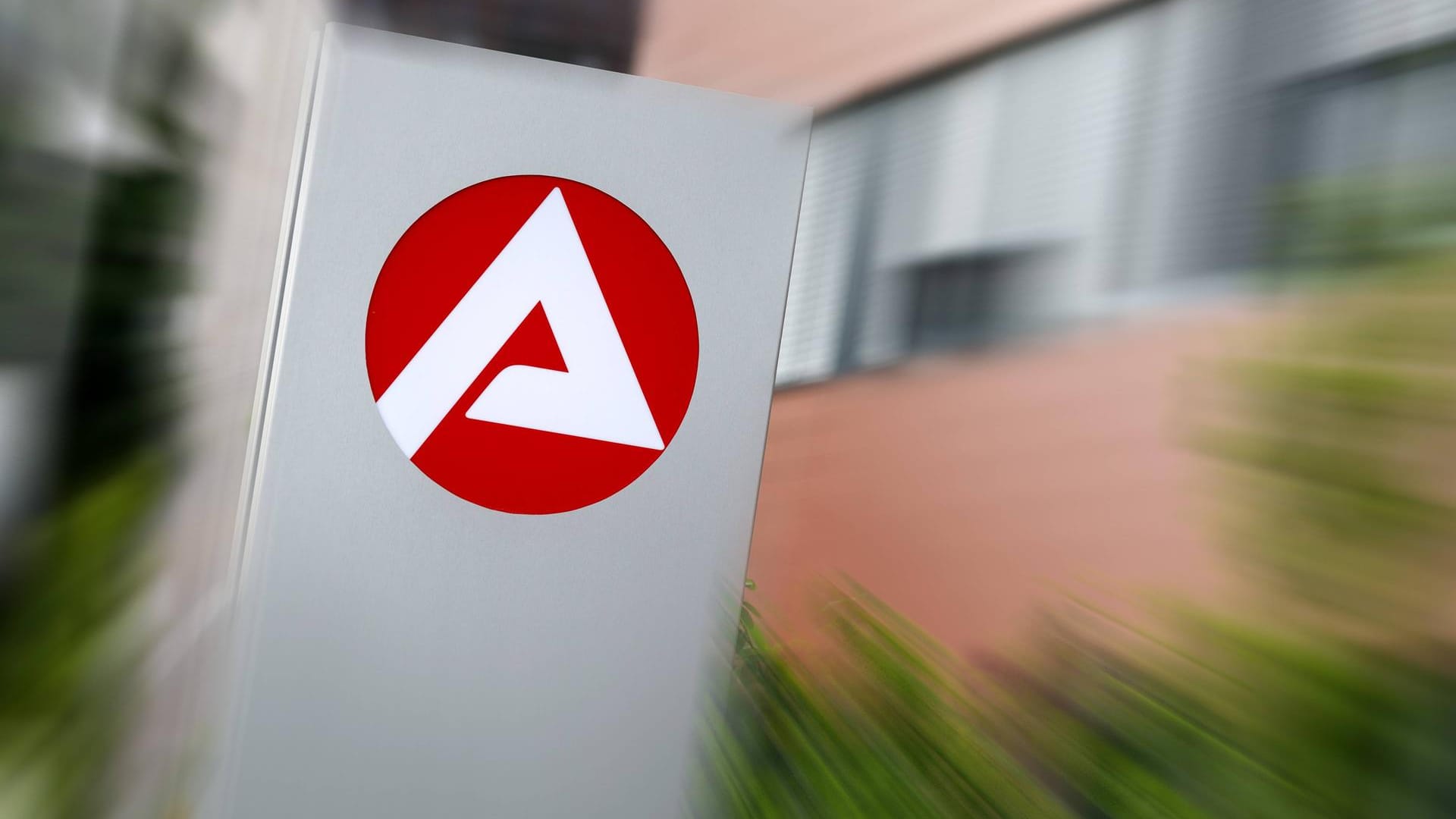Agentur für Arbeit in Köln-Ossendorf: CDU und SPD streiten über die Zukunft von Hartz IV. Agentur für Arbeit in Köln-Ossendorf: CDU und SPD streiten über die Zukunft von Hartz IV.