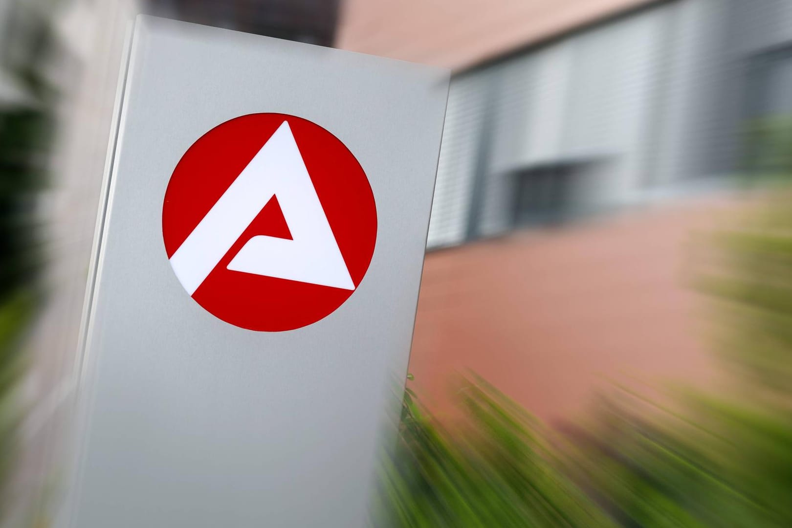 Agentur für Arbeit in Köln-Ossendorf: CDU und SPD streiten über die Zukunft von Hartz IV.