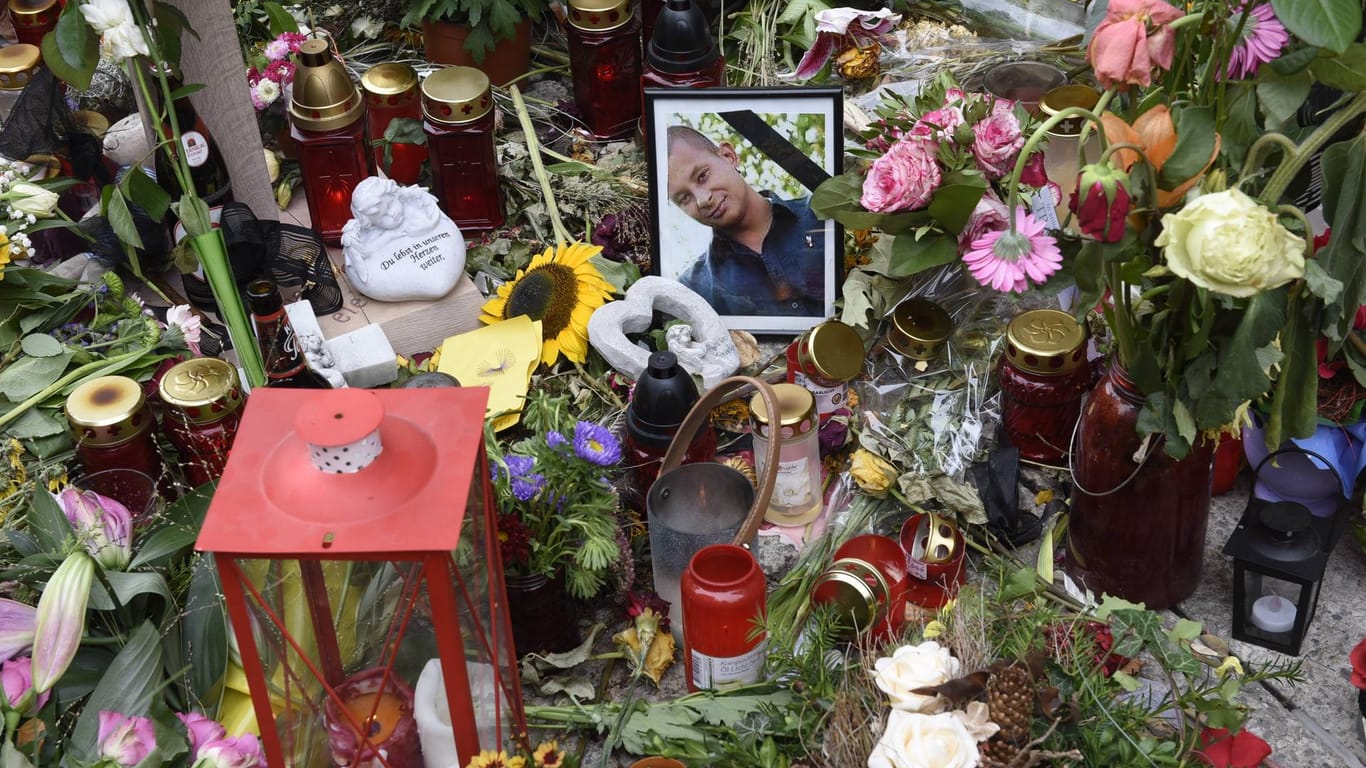 Blumen und Kerzen für Daniel H.: Der 35-Jährige wurde im August in Chemnitz erstochen, die Tat löste wochenlange Proteste von Rechtsextremen aus.