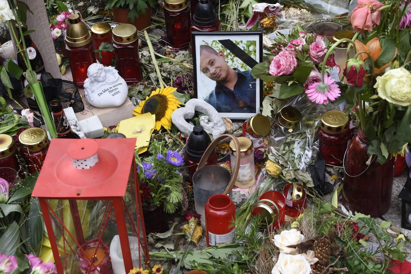 Blumen und Kerzen für Daniel H.: Der 35-Jährige wurde im August in Chemnitz erstochen, die Tat löste wochenlange Proteste von Rechtsextremen aus.