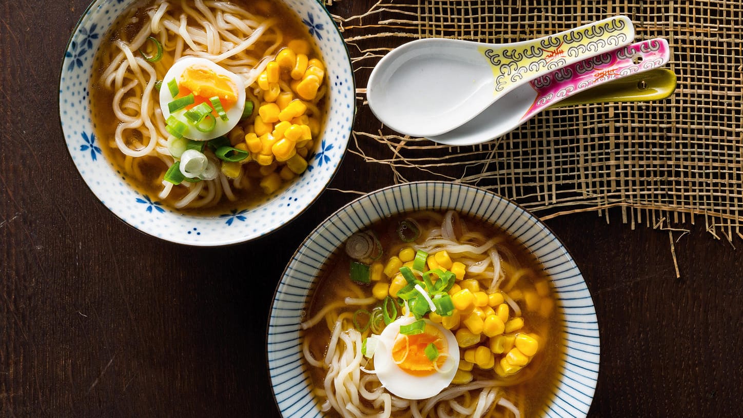 Miso-Ramen: Die Variante des Nationalgerichts wird traditionell gerne mit Ei und Mais serviert.