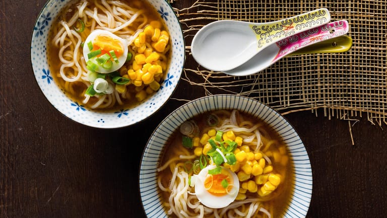 Miso-Ramen: Die Variante des Nationalgerichts wird traditionell gerne mit Ei und Mais serviert.