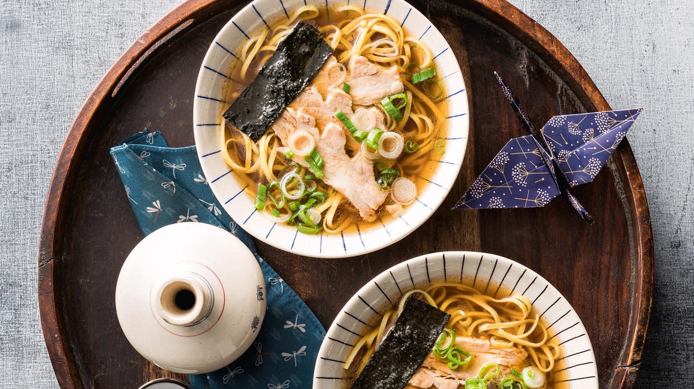 Tampopo-Nudelsuppe: Eine Variation von Ramen mit Noriblatt.