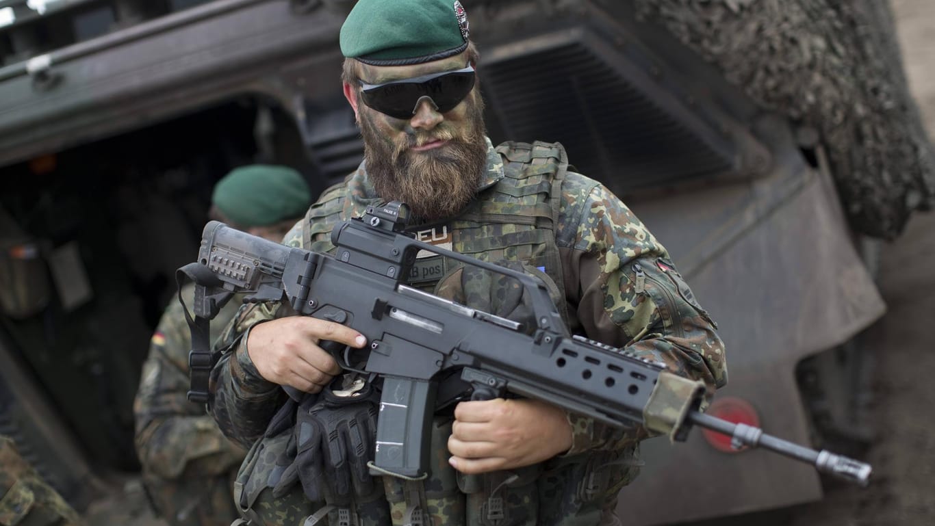 Bundeswehr-Soldat mit G36: Bei der Beschaffung eines Nachfolgers für das Sturmgewehr meldet das Verteidigungsministerium erste Fortschritte.