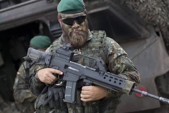 Bundeswehr-Soldat mit G36: Bei der Beschaffung eines Nachfolgers für das Sturmgewehr meldet das Verteidigungsministerium erste Fortschritte.