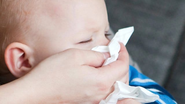Dauerbeschäftigung für den Winter: Kleine Kinder sind in der kalten Jahreszeit gerne ständig krank - vor allem, wenn sie in die Kita gehen. Dauerbeschäftigung für den Winter: Kleine Kinder sind in der kalten Jahreszeit gerne ständig krank - vor allem, wenn sie in die Kita gehen.