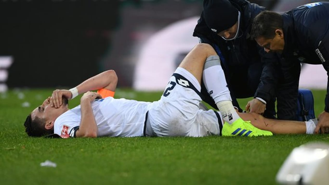 Hoffenheims Benjamin Hübner hat sich am Knie verletzt.