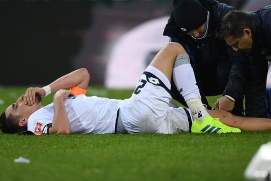 Hoffenheims Benjamin Hübner hat sich am Knie verletzt.