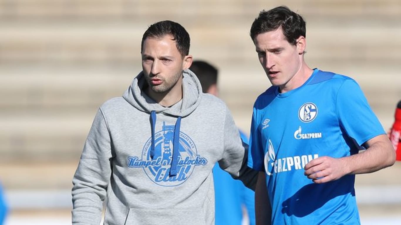 Schalkes Cheftrainer Domenico Tedesco (l) hat sich mit Sebastian Rudy unterhalten.