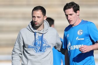 Schalkes Cheftrainer Domenico Tedesco (l) hat sich mit Sebastian Rudy unterhalten.
