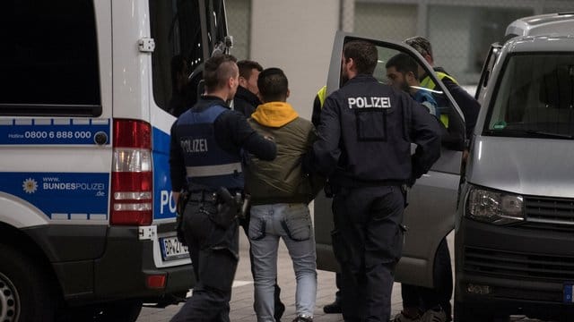 Polizisten bringen einen jungen Mann aus Afghanistan zur Abschiebung zum Frankfurter Flughafen. Polizisten bringen einen jungen Mann aus Afghanistan zur Abschiebung zum Frankfurter Flughafen.
