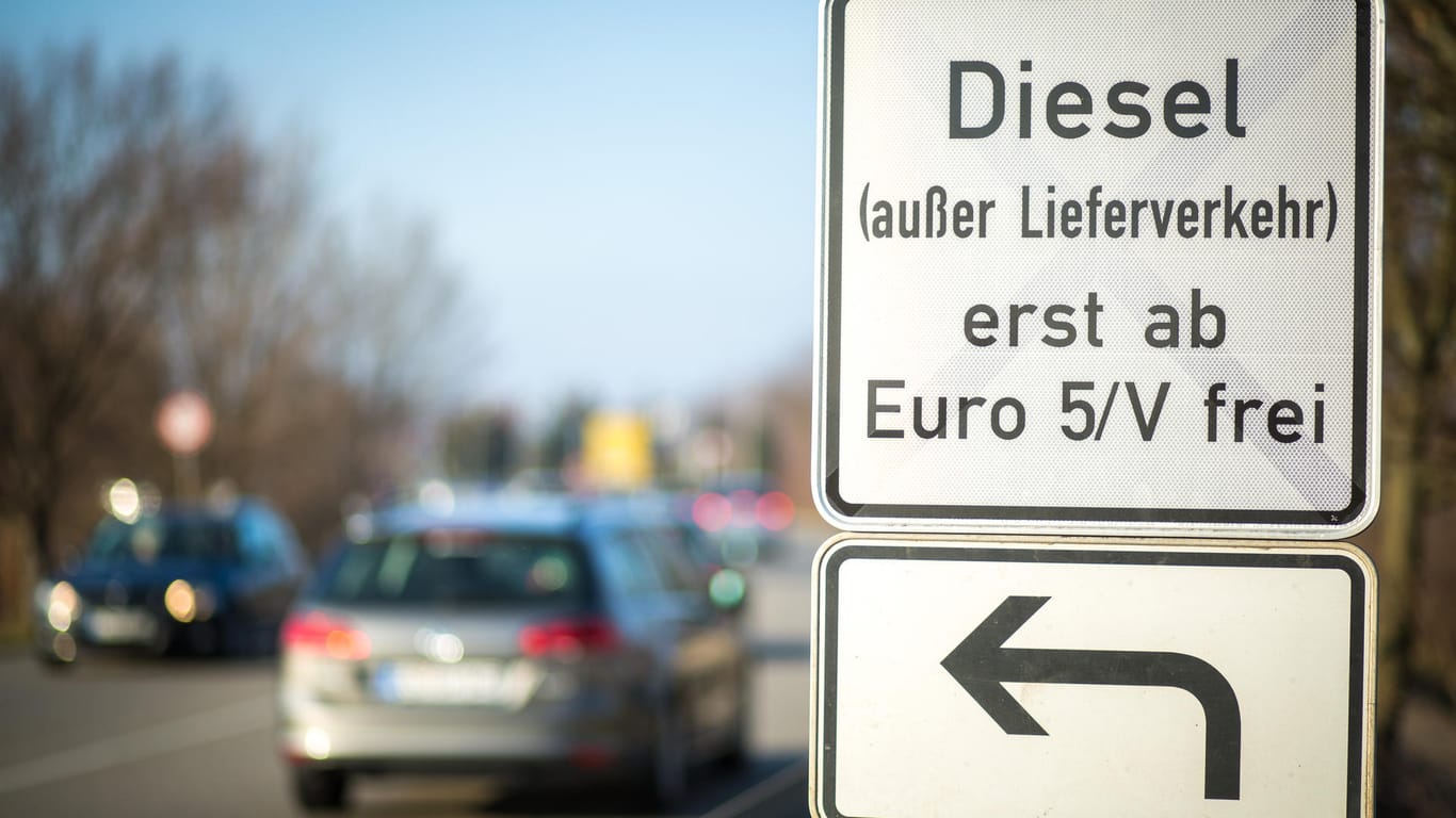 Ein Schild weist auf Fahrverbote hin: Sind weitere großflächige Fahrverbote vermeidbar?