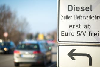 Ein Schild weist auf Fahrverbote hin: Sind weitere großflächige Fahrverbote vermeidbar?