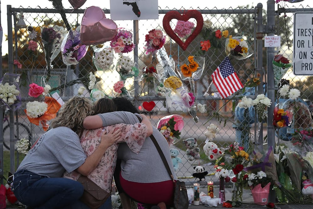 Parkland: Angehörige trauern um die Opfer des Schulmassakers an der Marjory Stoneman Douglas High School in Florida.