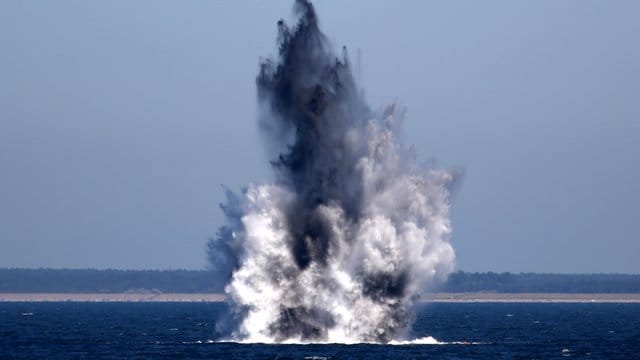 Zwei Wasserbomben aus dem Zweiten Weltkrieg werden in der Ostsee gezielt gesprengt. Zwei Wasserbomben aus dem Zweiten Weltkrieg werden in der Ostsee gezielt gesprengt.