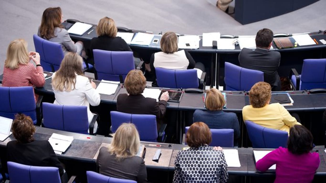 Weibliche Bundestagsabgeordnete (und ein männlicher) der CDU/CSU-Fraktion nehmen in Berlin an einer Sitzung des Bundestags teil.