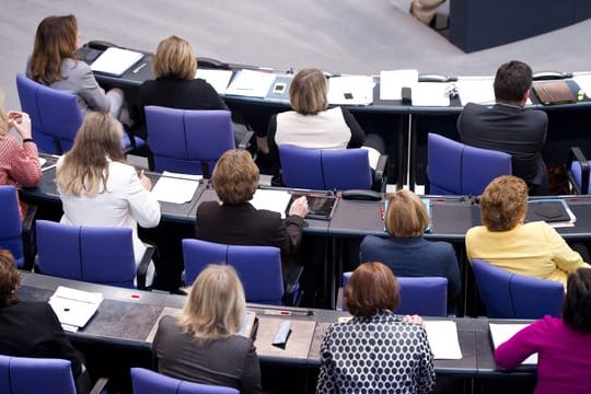 Weibliche Bundestagsabgeordnete (und ein männlicher) der CDU/CSU-Fraktion nehmen in Berlin an einer Sitzung des Bundestags teil.