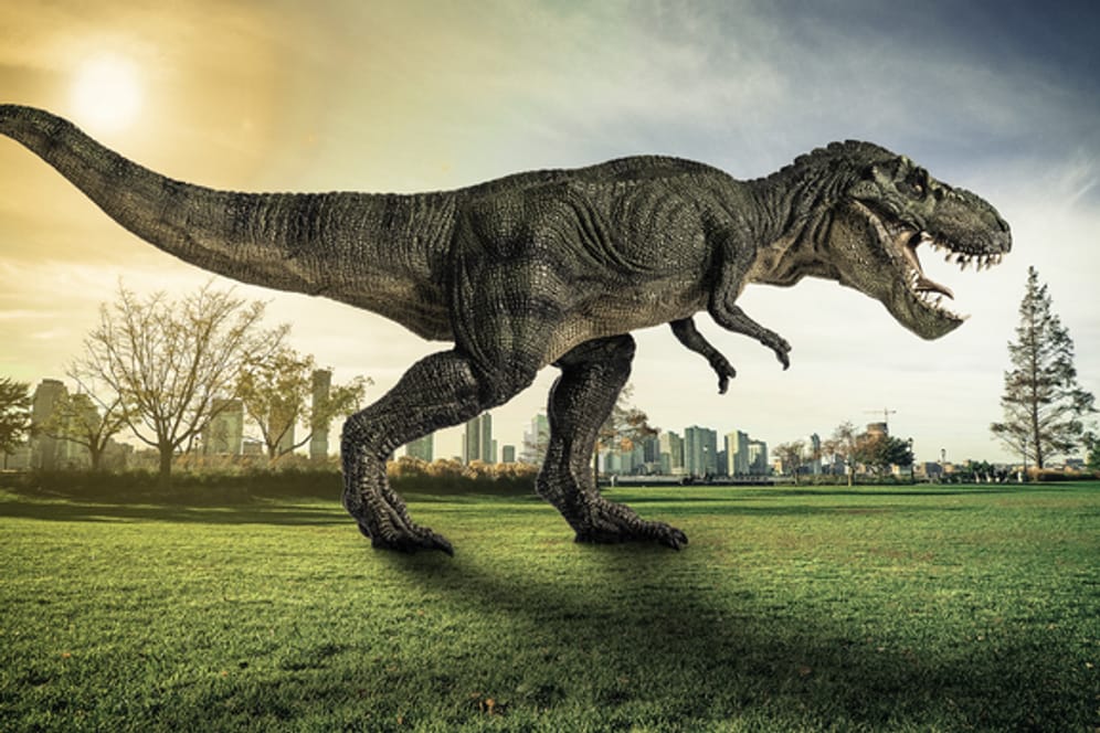 T-rex steht in gegenwärtiger Landschaft