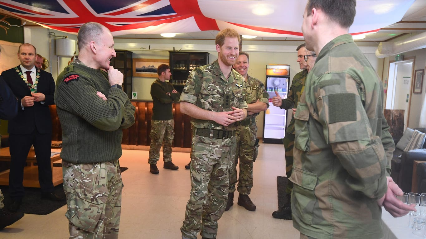 Quasi unter Kollegen: Prinz Harry besucht britische Soldaten.
