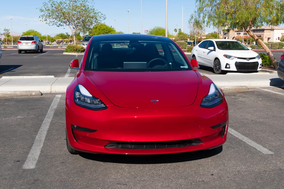 Tesla Model 3: Die ersten deutschen Käufer konnten ihre Fahrzeuge in Empfang nehmen.