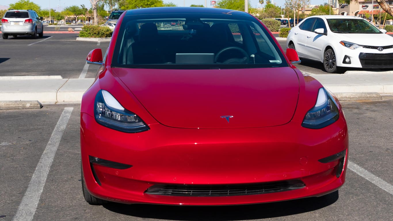 Tesla Model 3: Die ersten deutschen Käufer konnten ihre Fahrzeuge in Empfang nehmen.