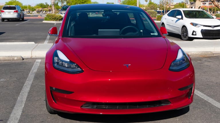 Tesla Model 3: Die ersten deutschen Käufer konnten ihre Fahrzeuge in Empfang nehmen.