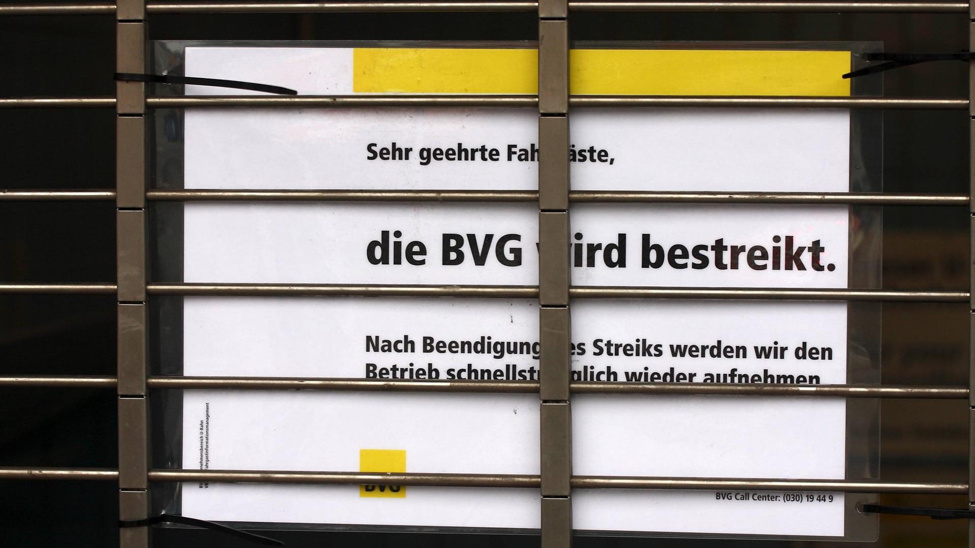 Streik-Schild: Die BVG wird bestreikt. Betroffen davon sind U-Bahnen, Straßenbahnen und Busse. Streik-Schild: Die BVG wird bestreikt. Betroffen davon sind U-Bahnen, Straßenbahnen und Busse.