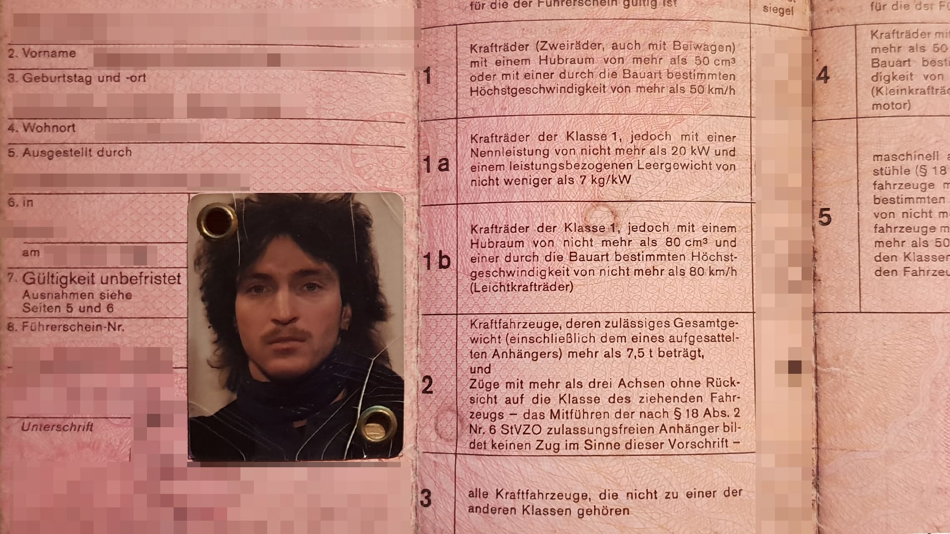 Unser Leser Achim H. verlor seinen grauen Führerschein bei einem Besuch im damaligen Ost-Berlin. Deshalb hat er heute den rosafarbenen Lappen.