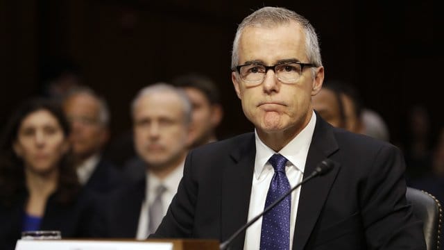 Der ehemalige stellvertretende FBI-Direktor Andrew McCabe war im März 2018 von US-Justizminister Jeff Sessions gefeuert worden, keine 48 Stunden, bevor er sowieso in Pension gegangen wäre. Der ehemalige stellvertretende FBI-Direktor Andrew McCabe war im März 2018 von US-Justizminister Jeff Sessions gefeuert worden, keine 48 Stunden, bevor er sowieso in Pension gegangen wäre.