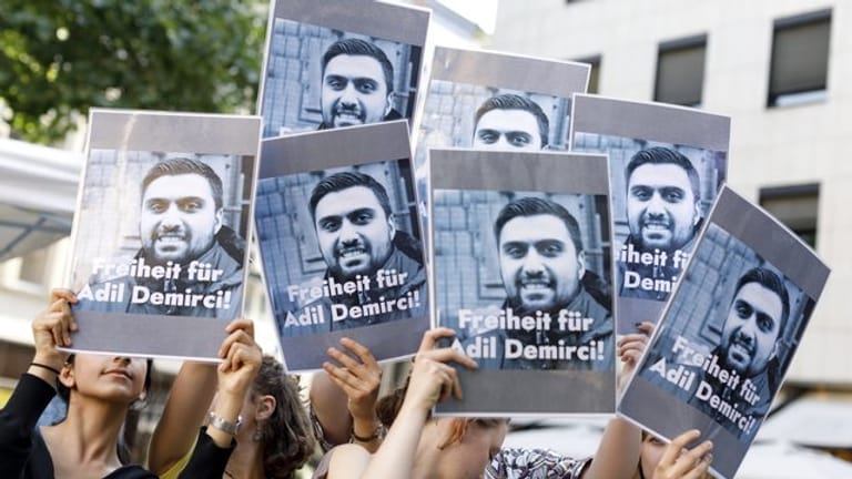 Demonstranten fordern die Freilassung des in der Türkei inhaftierten Journalisten Adil Demirci.