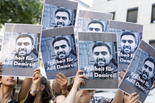 Demonstranten fordern die Freilassung des in der Türkei inhaftierten Journalisten Adil Demirci.