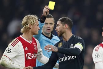 Umstrittene Szene: Real-Kapitän Sergio Ramos (r.) sieht die Gelbe Karte.