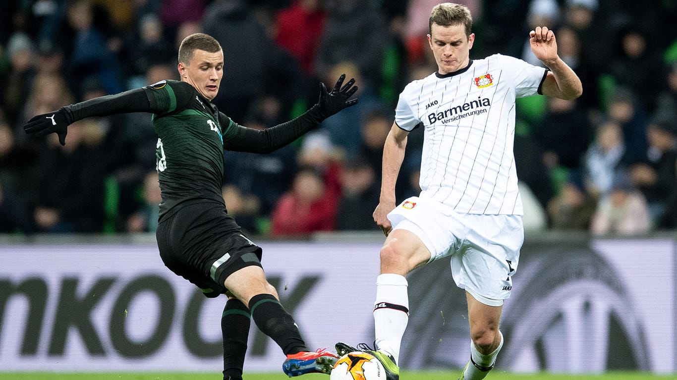 Leverkusens Sven Bender (r.) und Krasnodars Ivan Ignatyev kämpfen um den Ball.