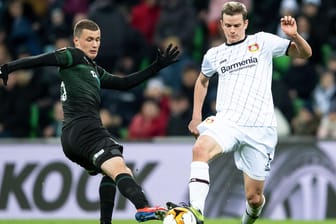 Leverkusens Sven Bender (r.) und Krasnodars Ivan Ignatyev kämpfen um den Ball.