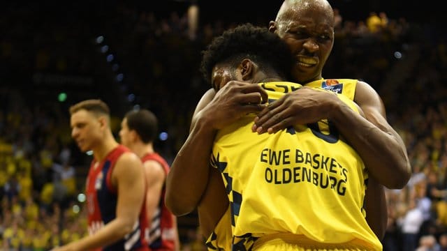 Oldenburgs Rickey Pulding (r) feiert mit Frantz Massenat den Sieg über Bayerns Baskteballer. Oldenburgs Rickey Pulding (r) feiert mit Frantz Massenat den Sieg über Bayerns Baskteballer.