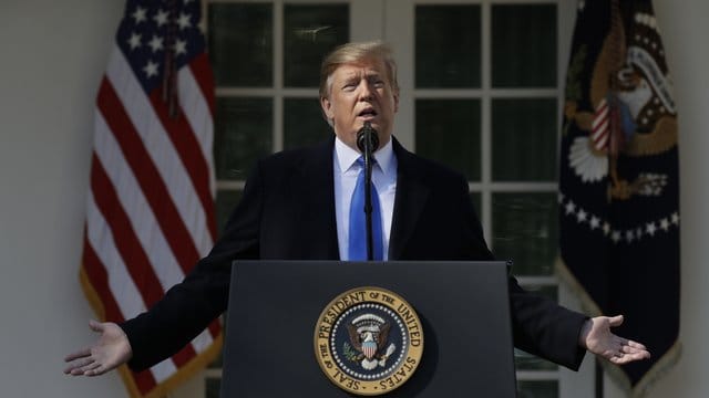 US-Präsident Donald Trump kündigt an, den Nationalen Notstand auszurufen. US-Präsident Donald Trump kündigt an, den Nationalen Notstand auszurufen.