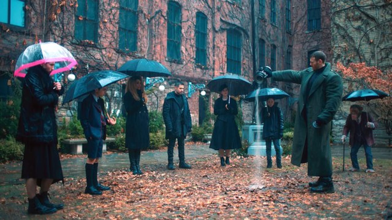 Unter den Regenschirmen: "The Umbrella Academy".