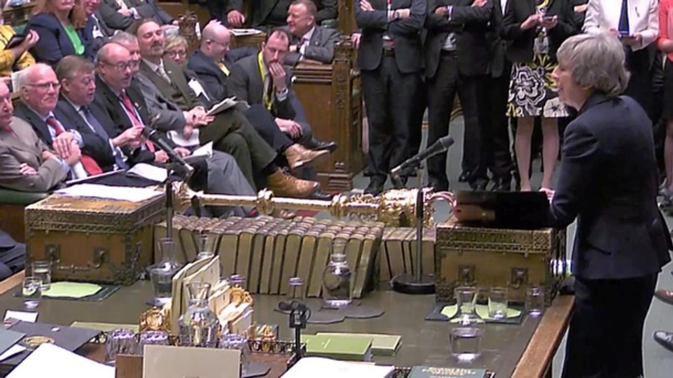 Theresa May mit Abgeordneten im britischen Parlament.