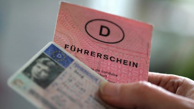 Zwei Führerscheine verschiedener Generationen. Zwei Führerscheine verschiedener Generationen.
