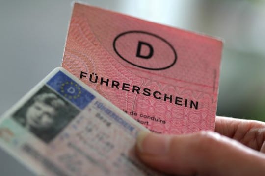 Zwei Führerscheine verschiedener Generationen.